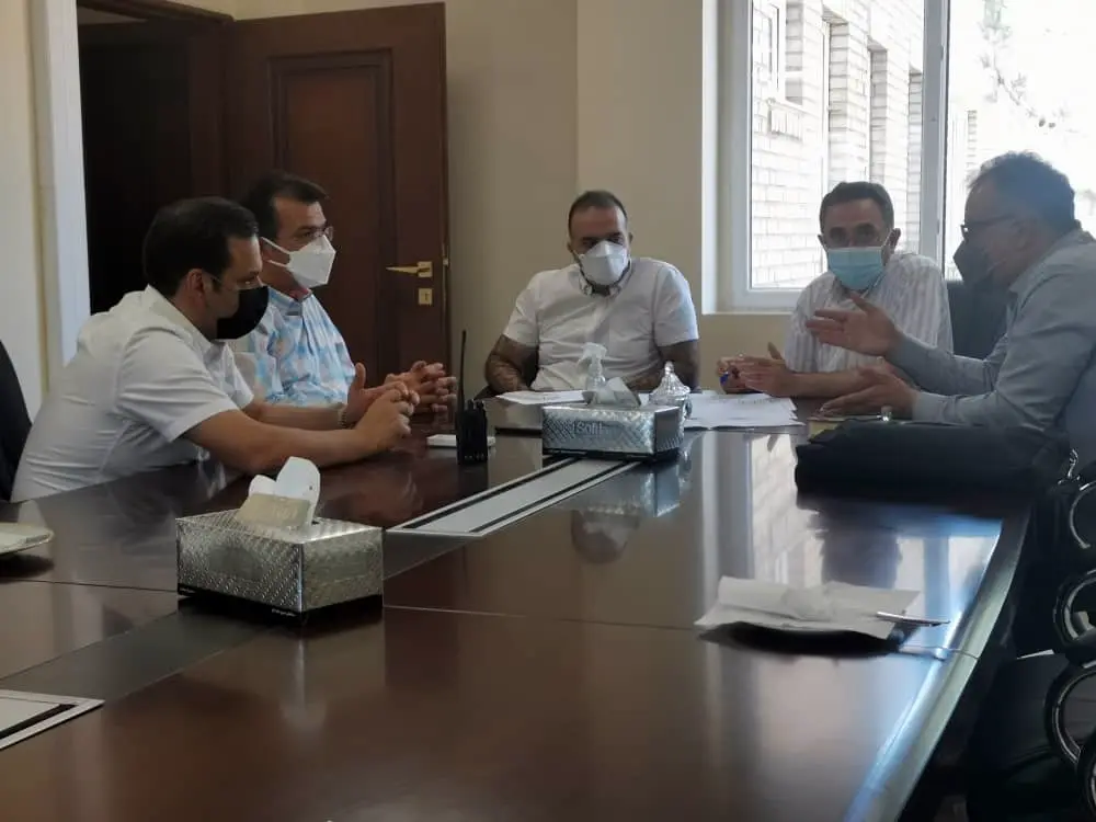 Reza Monadi reviewing project challenges during a Foladiyar Kourosh technical meeting